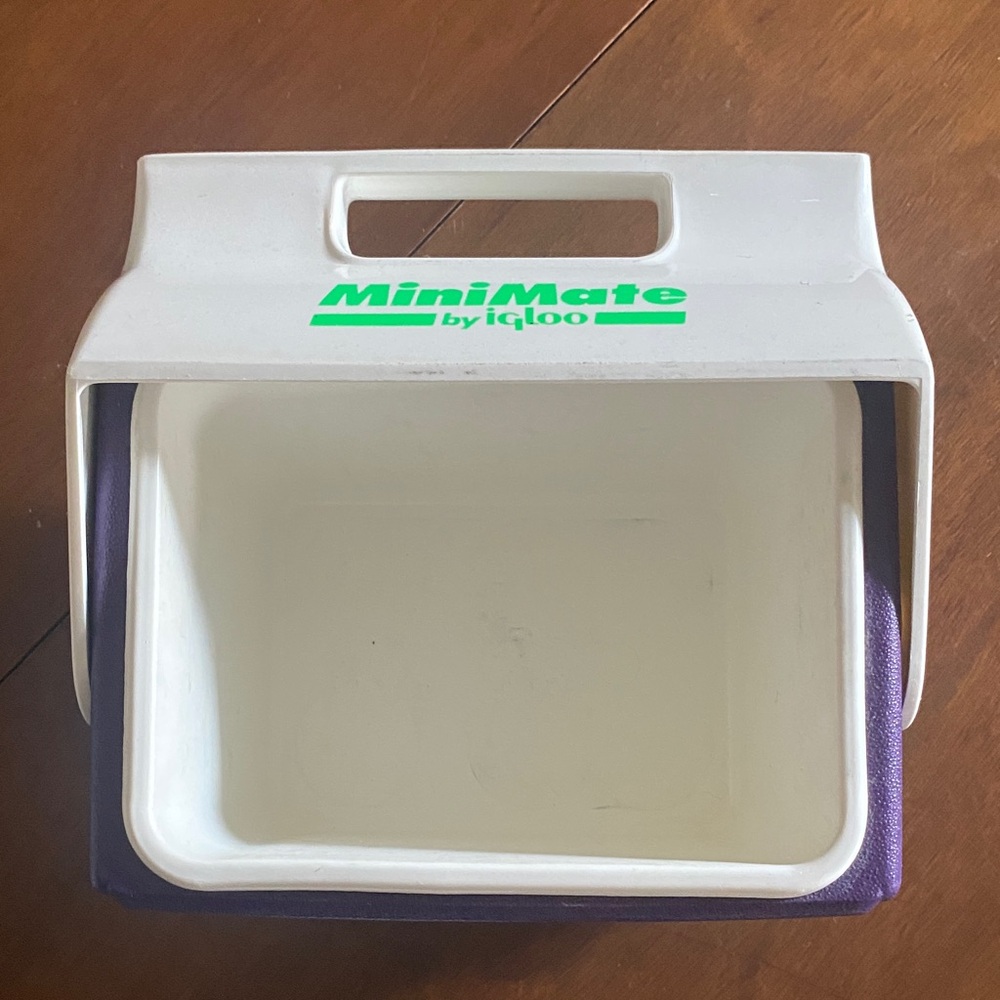 Igloo MiniMate Cooler in Purple and White - Picture 4 of 6